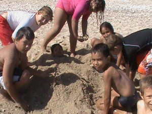 Eymerick se fait enterrer dans le sable... Attention aux yeux!!!!!