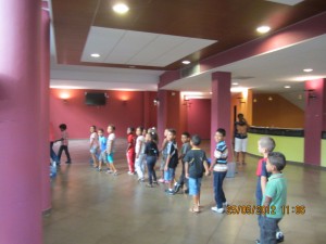 les enfants font la queue .