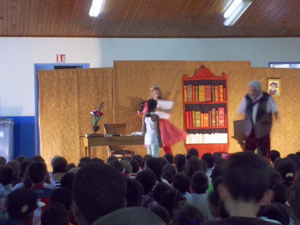 Tremblez, petits enfants, devant le terrible magicien sans bras !