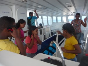 Les enfants déambulent à bord pour essayer d'apercevoir quelques cétacés!