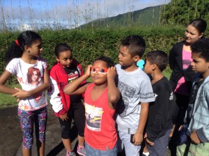 On observe avec les lunettes d'éclipse 