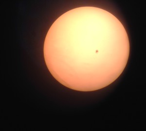 C'est ce qu'on a vu dans la lunette: on distingue bien les tâches solaires!