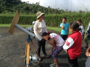 On voit le Soleil en toute sécurité grâce au filtre au bout de la lunette